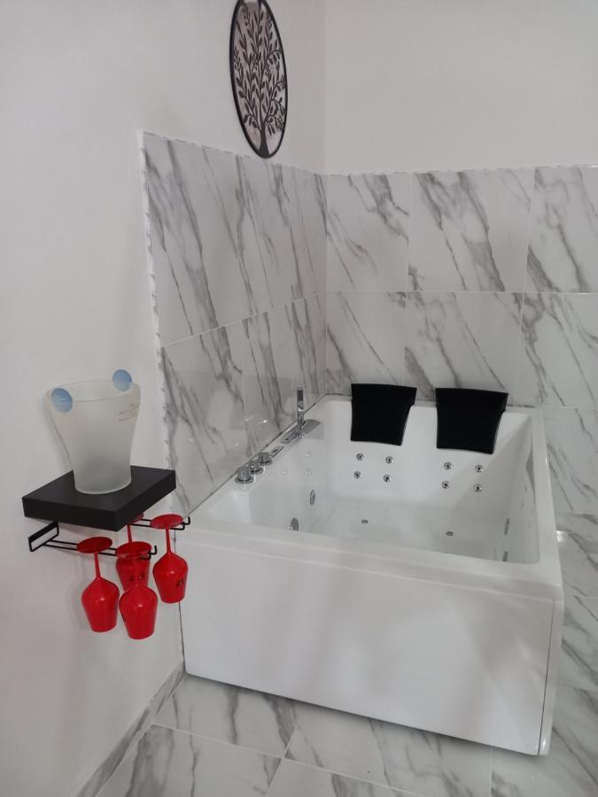 Jacuzzi Suite King Marsala Extérieur photo